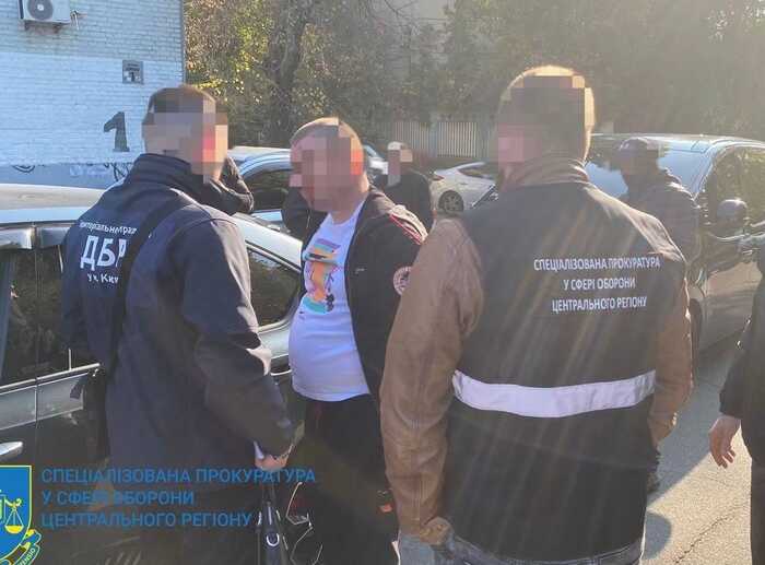 У Києві затримали трьох посадовців ТЦК, в яких виявили 1,2 млн доларів готівки та елітний автопарк