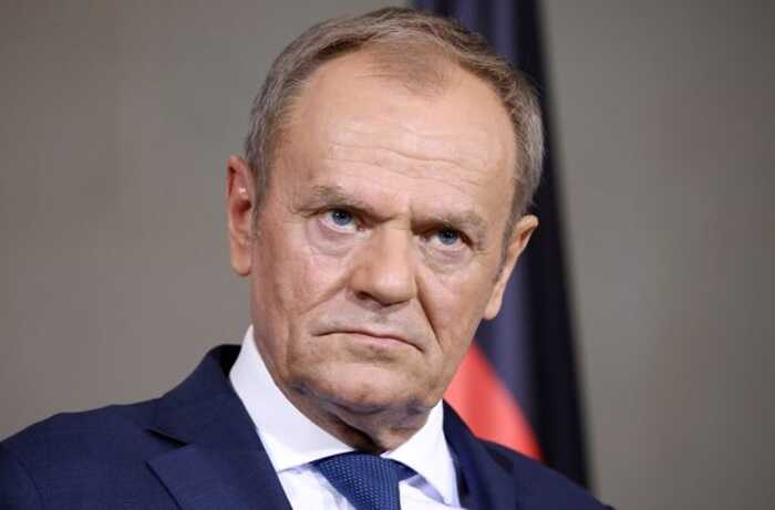 Туск заявив про "підозрілі маневри" корабля російського "тіньового флоту" біля підводного кабелю Польщі