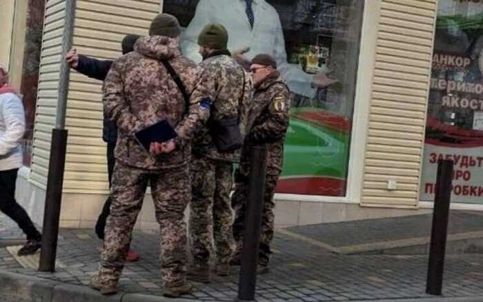У Луцьку ТЦК силою мобілізували чоловіка прямо з машини