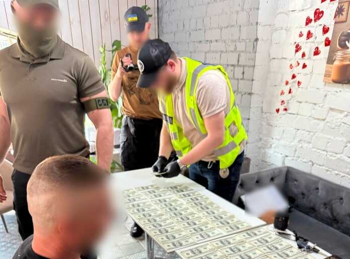 Посадовець Голосіївської РДА за 12000 доларів допоміг ухилянту отримати відстрочку