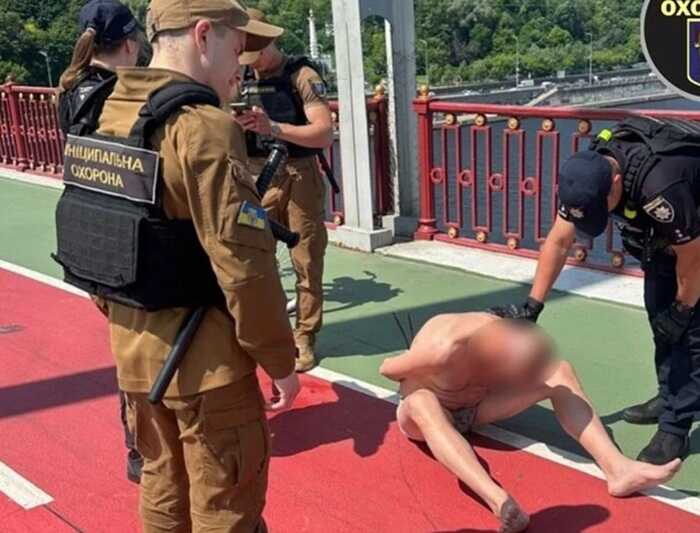 У Києві на Пішохідному мосту чоловік намагався вчинити самогубство