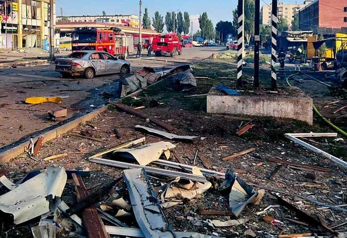 Внаслідок удару по Добропіллю відомо про 2 загиблих, 26 поранених: під завалами знаходяться люди