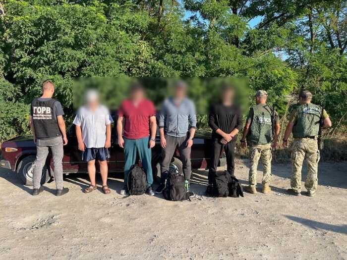 Прикордонники викрили злочинців, які за 20 тисяч доларів переправляли ухилянтів за кордон