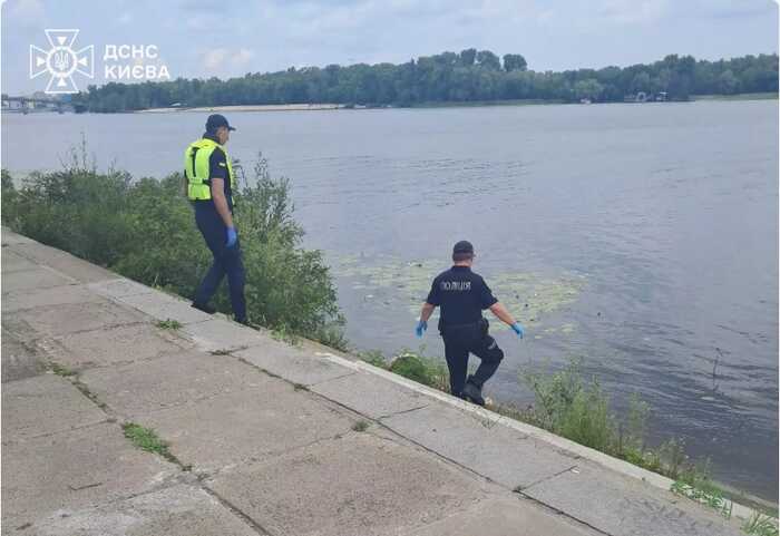 У Києві в Дніпрі виявили тіло чоловіка неподалік Пішохідного моста
