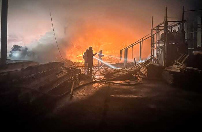 На Львівщині сталася масштабна пожежа на деревообробному підприємстві